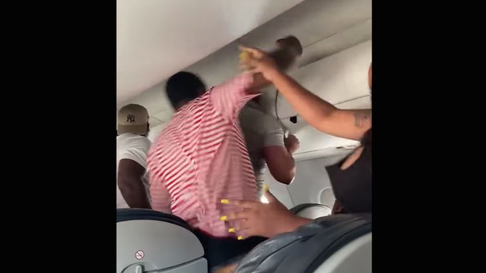 Pasajeros presenciaron una violenta pelea a bordo del avión