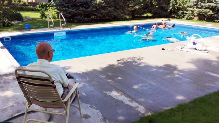 Abuelito de 94 años construye una alberca pública en su patio para no sentirse solo