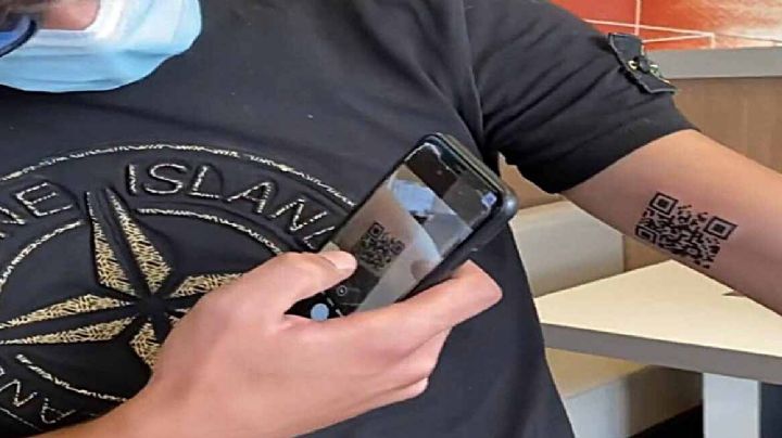 Millennial se hace tatuaje de certificado de vacunación covid-19 en el brazo