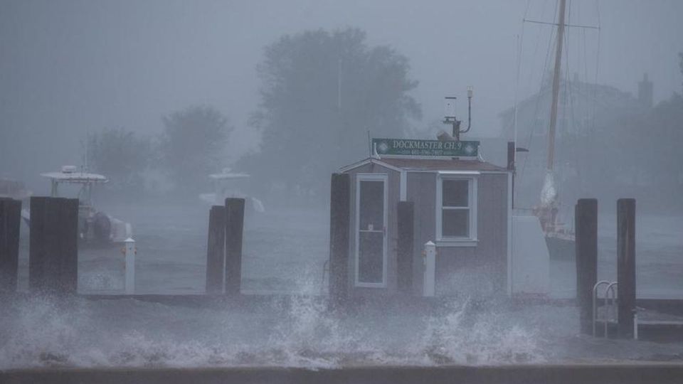 Tormenta Tropical Henri toca tierra en Rhode Island y causa inundaciones