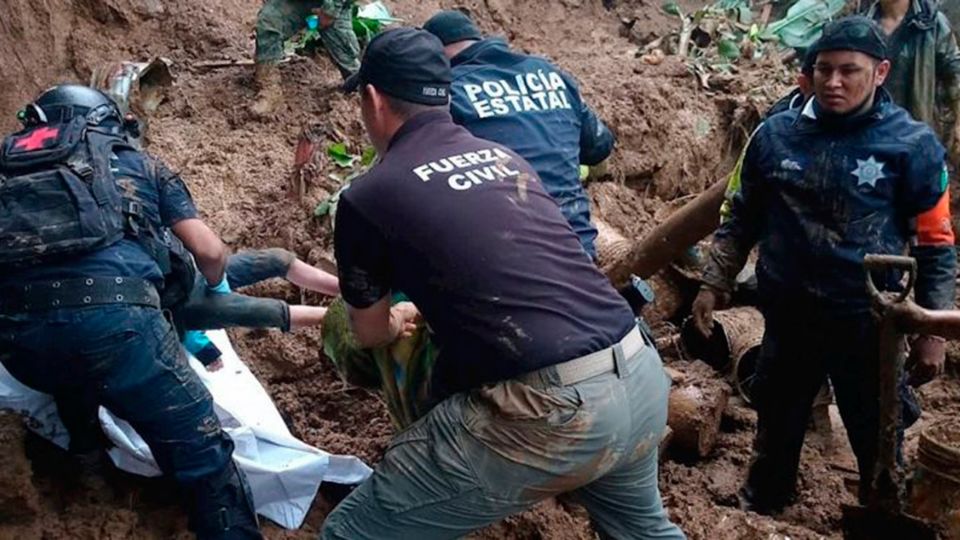 Elementos de Fuerza Civil y Policía Estatal rescatan cuerpos en el municipio de Xalapa.