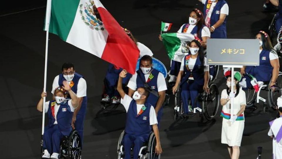 La delegación mexicana desfiló en el Estadio Olímpico de Tokio.