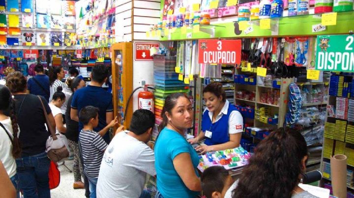 Regreso a clases provoca aglomeraciones y compras de pánico en comercios de México