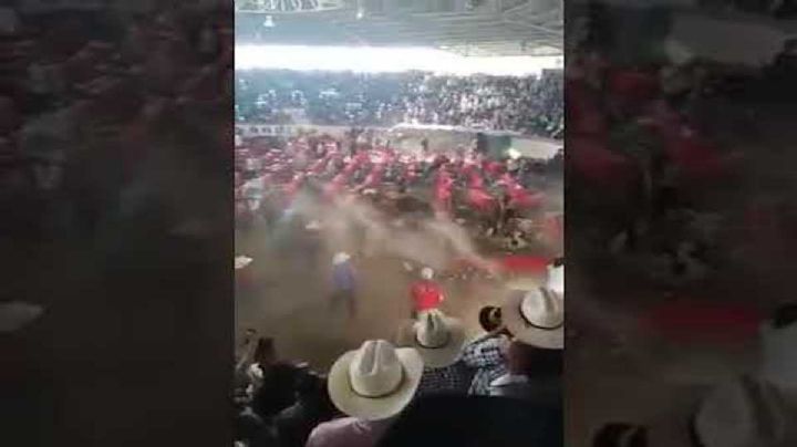 VIDEO: Toro embiste al menos a 10 personas durante jaripeo en Michoacán