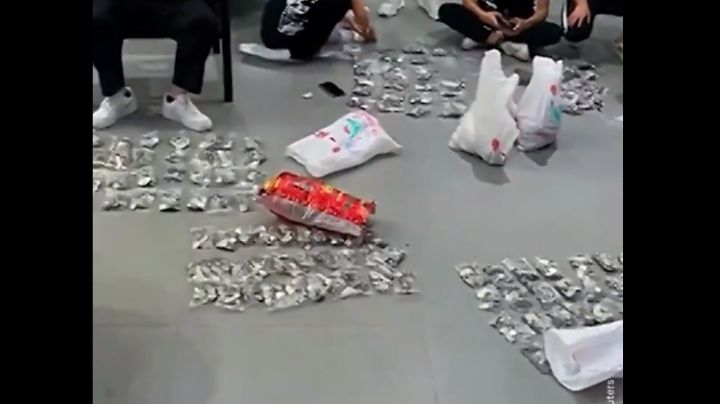 ¡Con puras monedas! Hombre paga un auto de 158 mil pesos con bolsas llenas de cambio