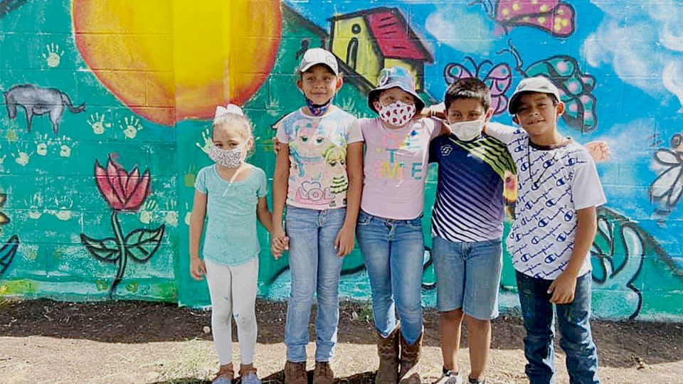 El mural realizado por los niños del sector y artistas urbanos, se efectuó en la escuela primaria Rita Del Valle García