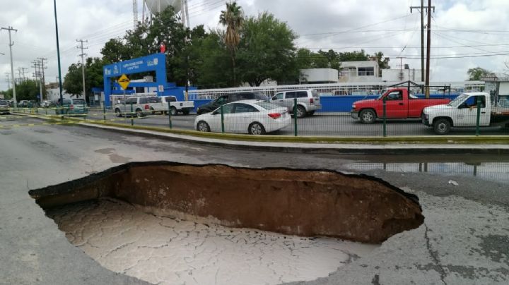 Se abre enorme socavón en el Parque Mendoza (FOTOS)