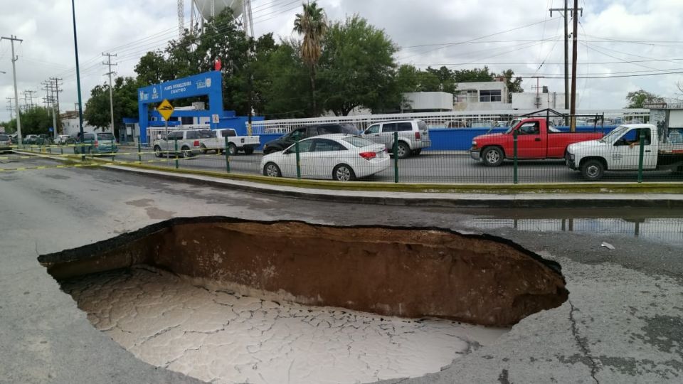 Un enorme pozo apareció en el estacionamiento del parque.