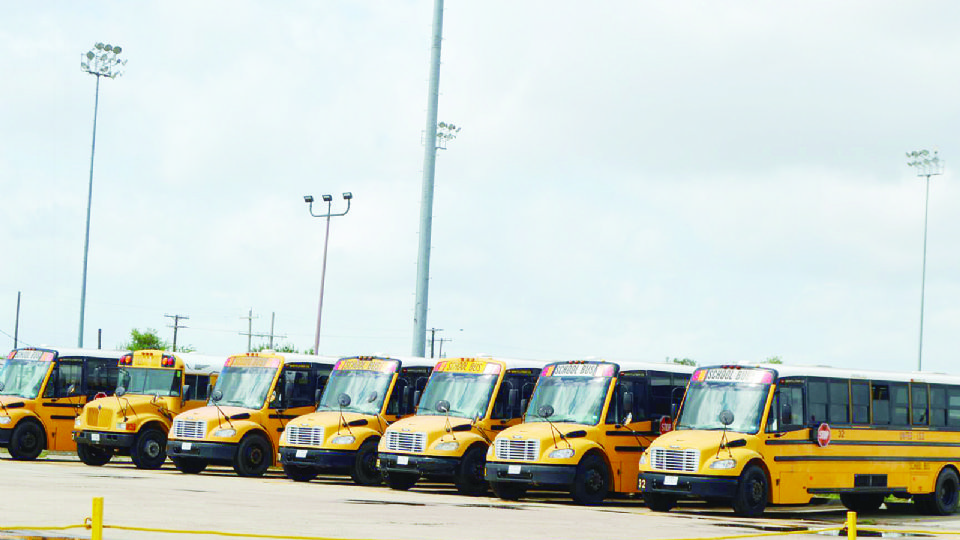 Hacen falta conductores para los buses escolares en el distrito de UISD, pues muchos se han ido por mejores sueldos.