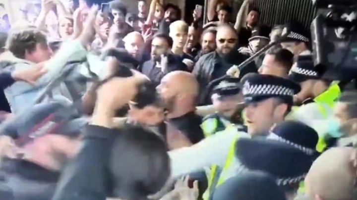 VIDEO: Movimiento antivacunas protestan en la BBC, pero esa no era la sede