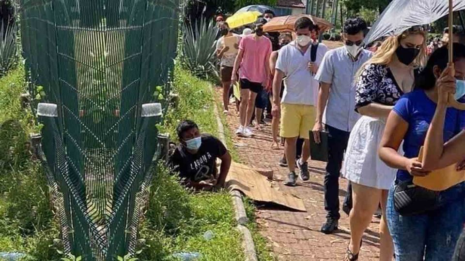 Joven se queda dormido y pierde su lugar