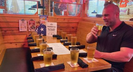 Veterano rinde homenaje en Texas Roadhouse a soldados caídos con 13 asientos vacíos