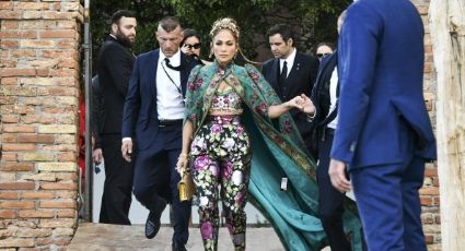 FOTO: ¡Terrible descuido! JLo dejó etiqueta en su ropa en plena pasarela