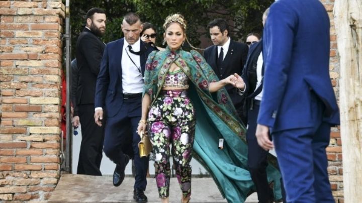 FOTO: ¡Terrible descuido! JLo dejó etiqueta en su ropa en plena pasarela