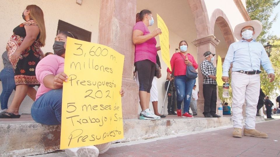 Los manifestantes recriminan la falta de compromiso del gobierno municipal que está por terminar.