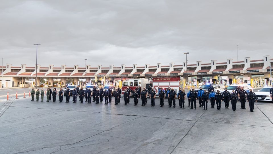 En el Puente internacional Juárez-Lincoln, como desde siempre a las 07:00 de la mañana inició la ceremonia de homenaje a los caídos.