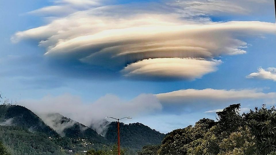 Las nubes lenticulares se forman de los vientos descendentes de las montañas.