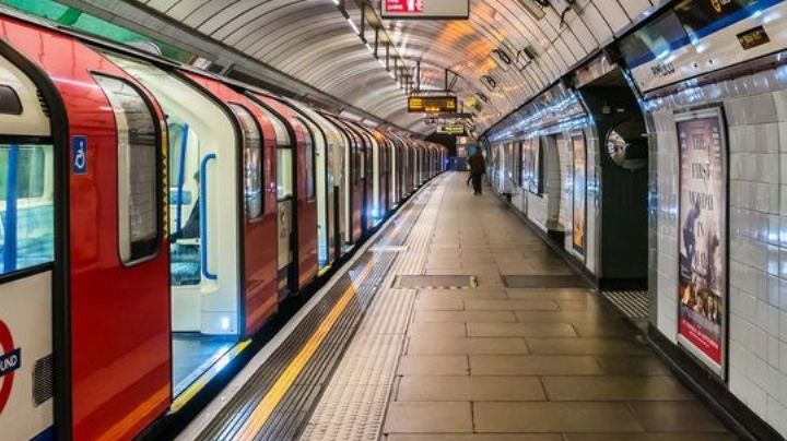 Londinenses se "caen" de miedo en el metro por temor al contagio de la covid-19
