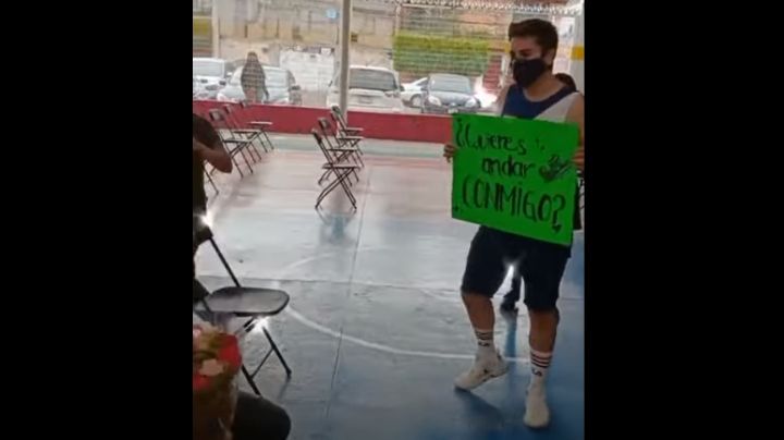 ¡Y triunfó el amor! Se le declara a su amigo en plena vacunación Covid y se vuelve viral en Tik Tok