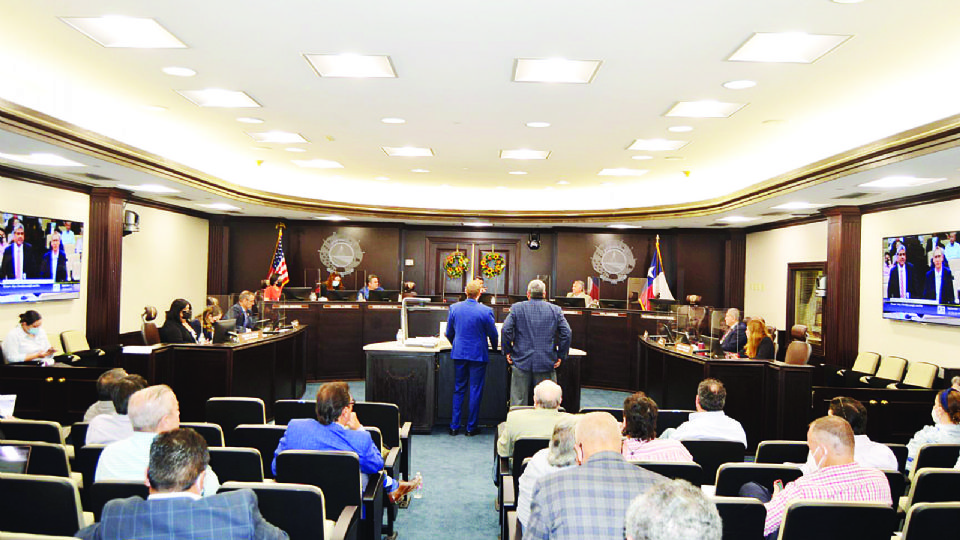 El cabildo de Laredo tuvo ayer una maratónica sesión de cinco horas para tratar el tema de los puentes.