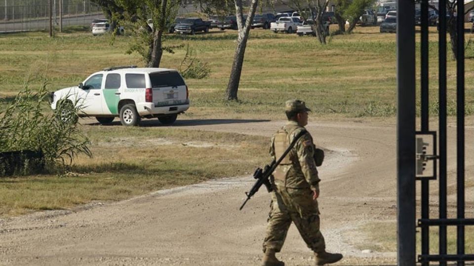 Miles de haitianos han establecido como campamento el lugar