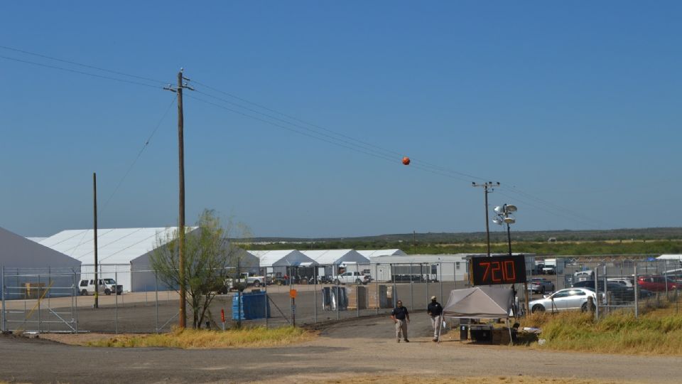 normes carpas fueron instaladas en Laredo para recibir a cientos de haitianos.