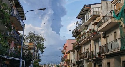 Video: Volcán Etna entra en erupción en Sicilia, Italia