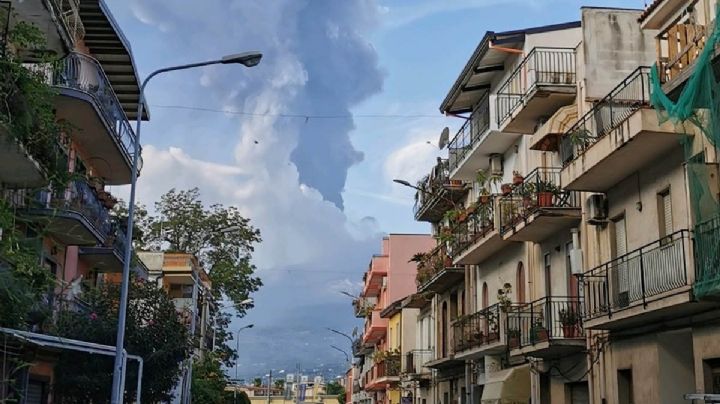 Video: Volcán Etna entra en erupción en Sicilia, Italia