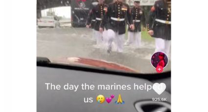 Marines estadounidenses rescatan a mujer atrapada en su auto