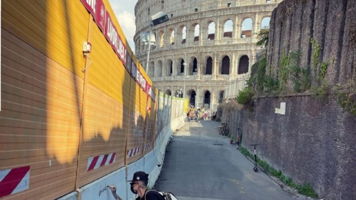 Grafitero regio se graba vandalizando las calles de Roma Italia.