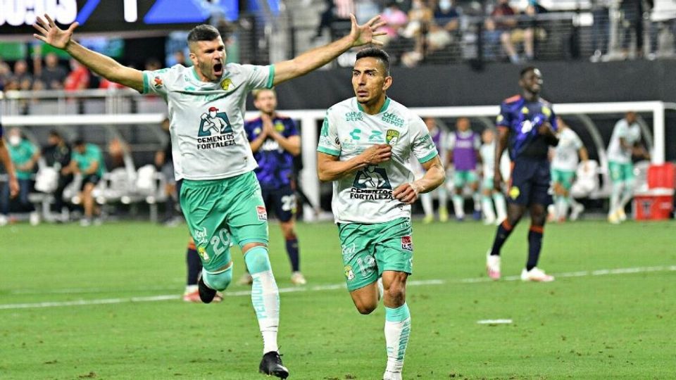 Giglioti celebra el tercer gol, junto a Ángel Mena, artífices en la victoria de León ante Sounders.