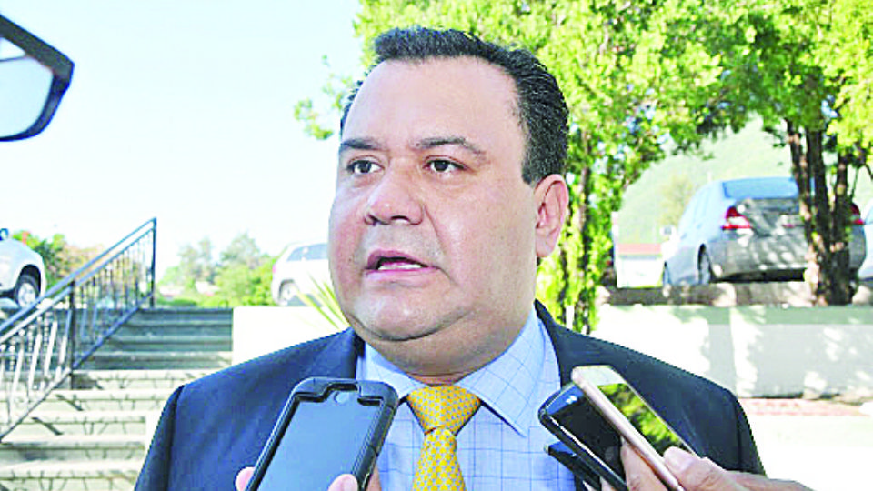 Irving Barrios es solapado por la bancada del PAN.