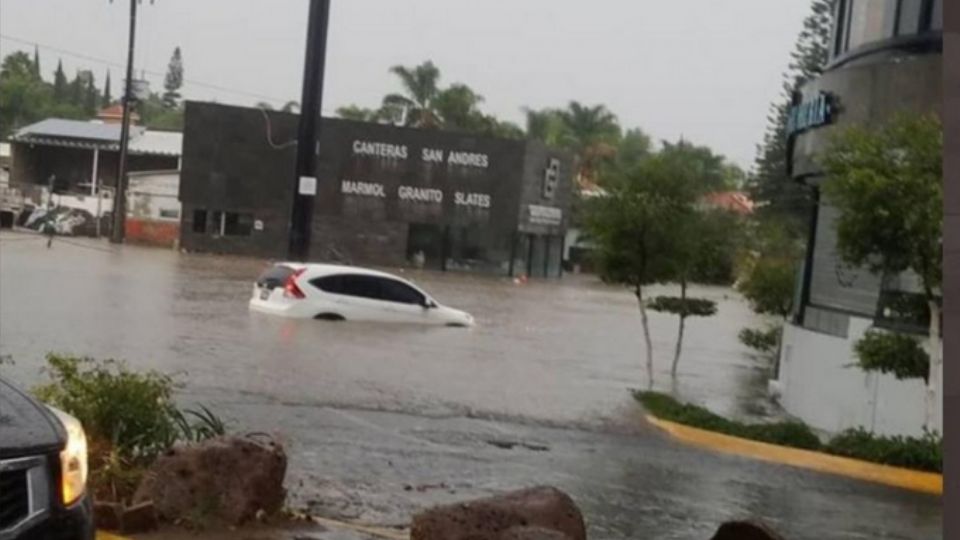 Un hombre pierde la vida luego de caer en su camioneta en un paso a desnivel lleno de agua a causa de las lluvias.