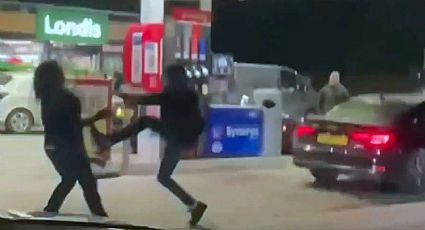 VIDEO: Ante escasez, conductores recurren a los golpes para cargar gasolina