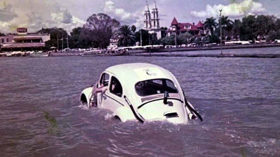 En 1968 un simpático vochito cruzó el Lago de Chapala