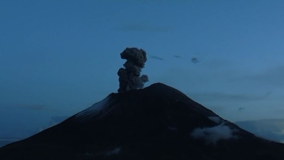 Durante la mañana de hoy martes el volcán ha estado emitiendo varias fumarolas.