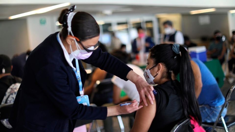 También en decesos se registra un marcado descenso a nivel mundial, gracias a las vacunas.