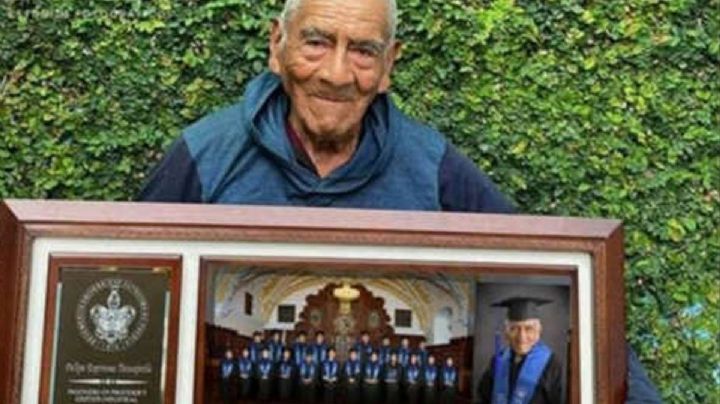 Abuelito se gradúa como ingeniero a los 84 años en Puebla