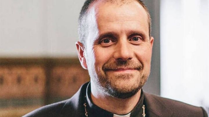 ¡Ganó el amor! Obispo deja sus votos atrás por escritora de novelas eróticas