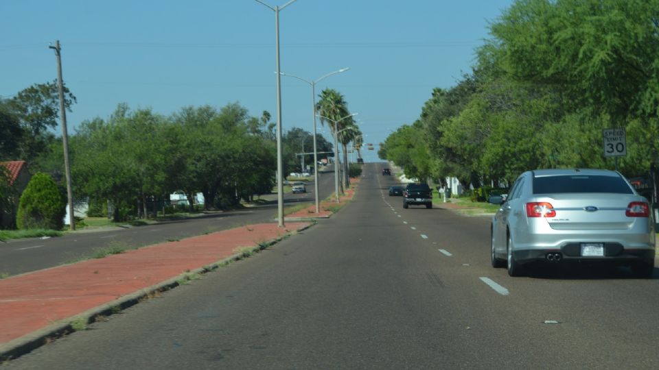 En el cruce de las calles Clark y Arkansas, el papá pide ayuda a policías.