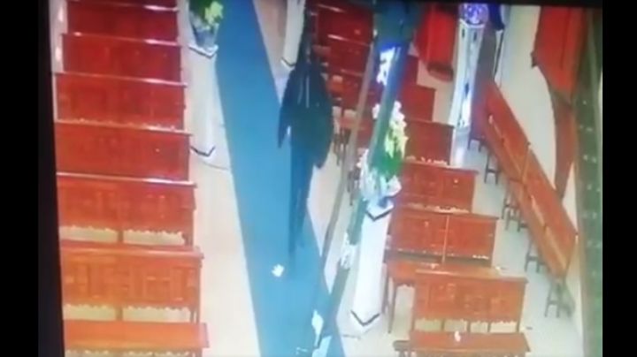 Ladrón se roba los micrófonos de una iglesia y hace una reverencia al altar