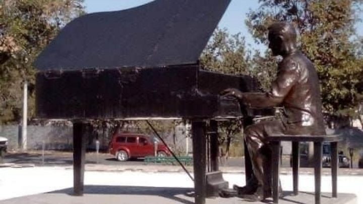 Roban escultura de Agustín Lara de Plaza de los Compositores en Monterrey