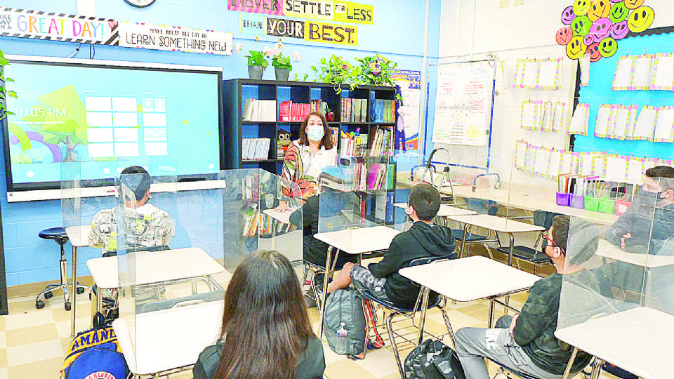 Emma Leza, asistente del superintendente para instrucción y currículo.