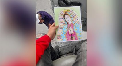 Abuelito llora al vender dibujo; con 100 pesos les lleva leche a sus nietos (VIDEO)