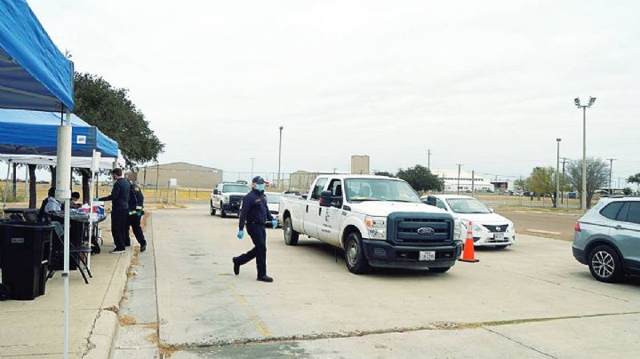 Aplican vacuna contra Covid-19 en Drive Thru