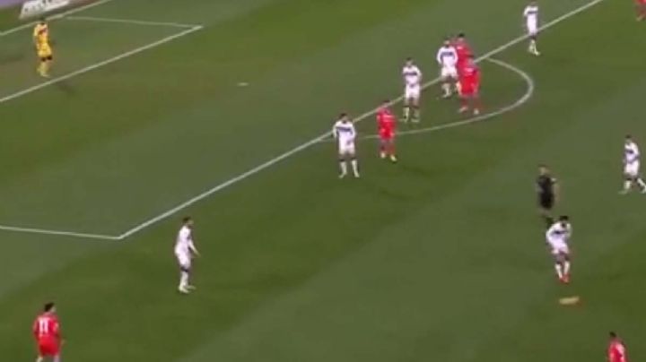 VIDEO: Chucky Lozano sale expulsado a los 20 minutos de ingresar por criminal planchazo