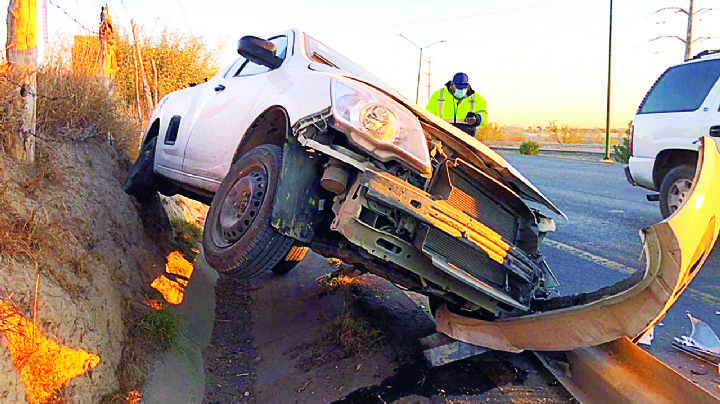 Estrella vehículo contra barandal