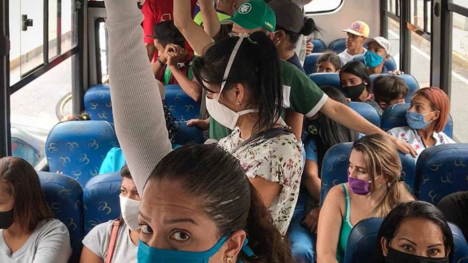 al viajar en transporte público