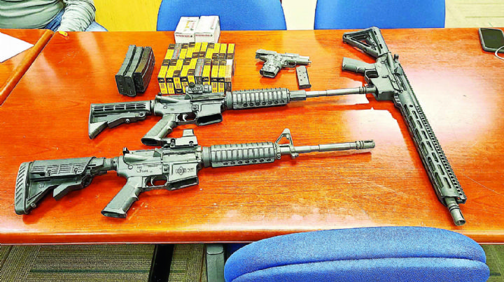 Hallan armas y municiones ocultas en vehículo en Carretera 83 Norte