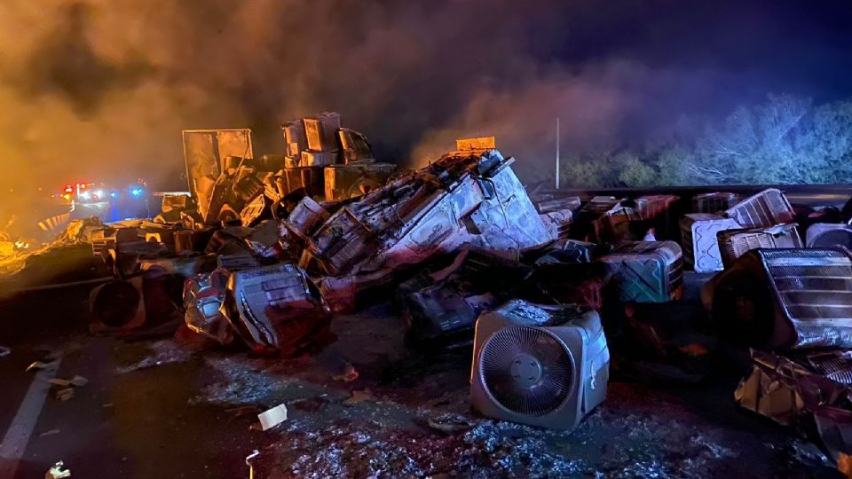 La carga del trráiler quedó regada